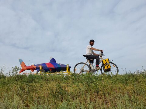 از رکاب زدن برای کوسهها تا کمک به بچه های زابل/
گفتوگو با علی یزدی که از هر فرصتی برای تأثیرگذاری استفاده میکند