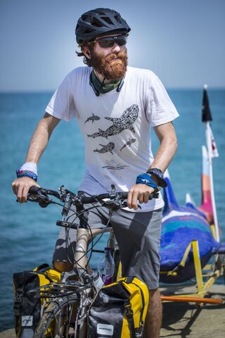 از رکاب زدن برای کوسهها تا کمک به بچه های زابل/
گفتوگو با علی یزدی که از هر فرصتی برای تأثیرگذاری استفاده میکند