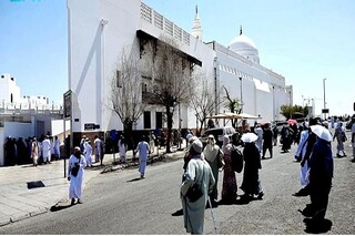 خیل عظیم زائران در مسجد قبلتین مدینه منوره