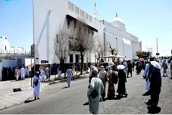 خیل عظیم زائران در مسجد قبلتین مدینه منوره 