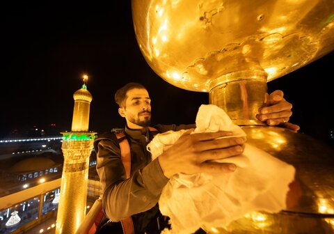 شستشو گنبد حرم مطهر امام حسین علیه السلام در آستانه ماه محرم