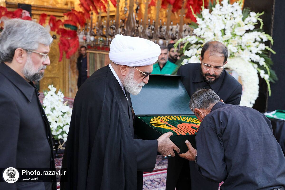  ۱۳۰ هیئت مذهبی پرچم حرم امام مطهر رضا (ع) را دریافت کردند