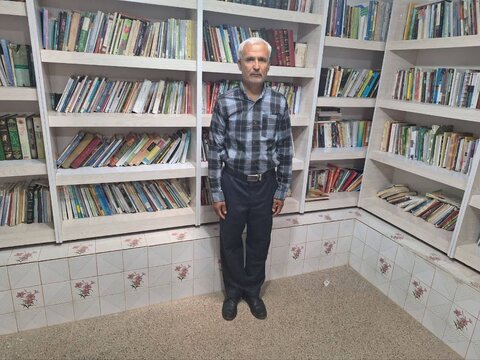 گفتوگو با حسن شاهدوست مردی که حمام روستایش را به کتابخانهای با ۵ هزار جلدکتاب تبدیل کرد/ به نفع بچههای روستا