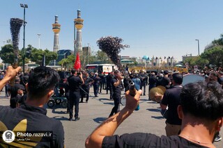 حضور گسترده زائران و مجاورین در حرم مطهر رضوی برای برگزاری مراسم ظهر عاشورا