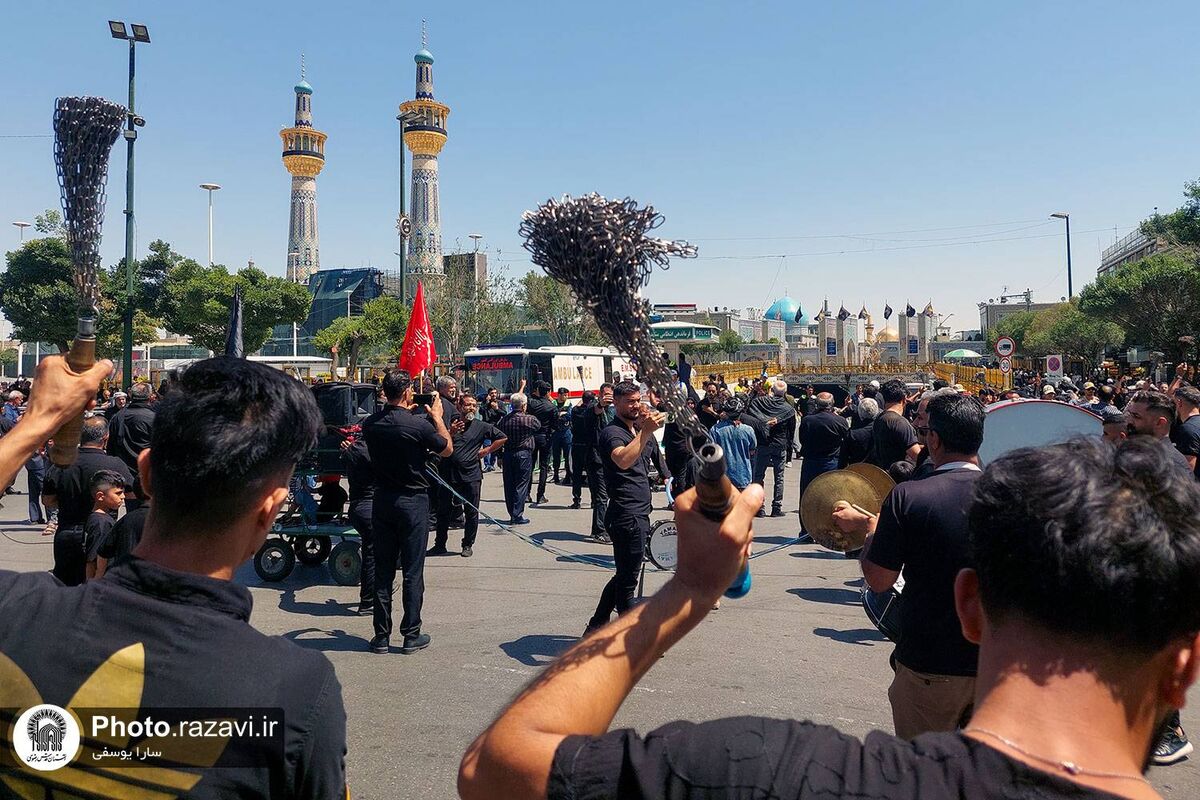 حضور گسترده زائران و مجاورین در حرم مطهر رضوی برای برگزاری مراسم ظهر عاشورا