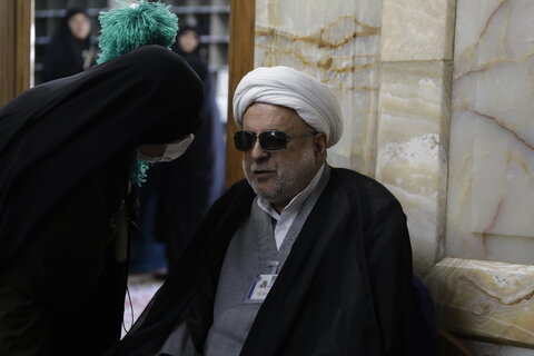 من زِ دربار علی موسیالرضا(ع) ماهانه دارم