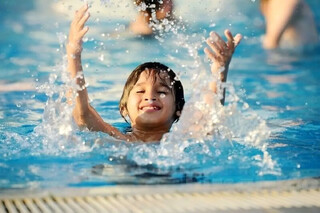 معاون وزارت بهداشت هشدار داد؛ شنا در آب‌های آلوده و خطر بیماری‌های عفونی شناگران 