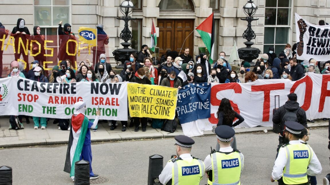 پلیس انگلیس یک جنبش حمایت از غزه را سرکوب و تعدادی از تظاهرکنندگان را دستگیر کرد