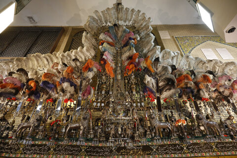 ۲ نشان از عزای حسین(ع)