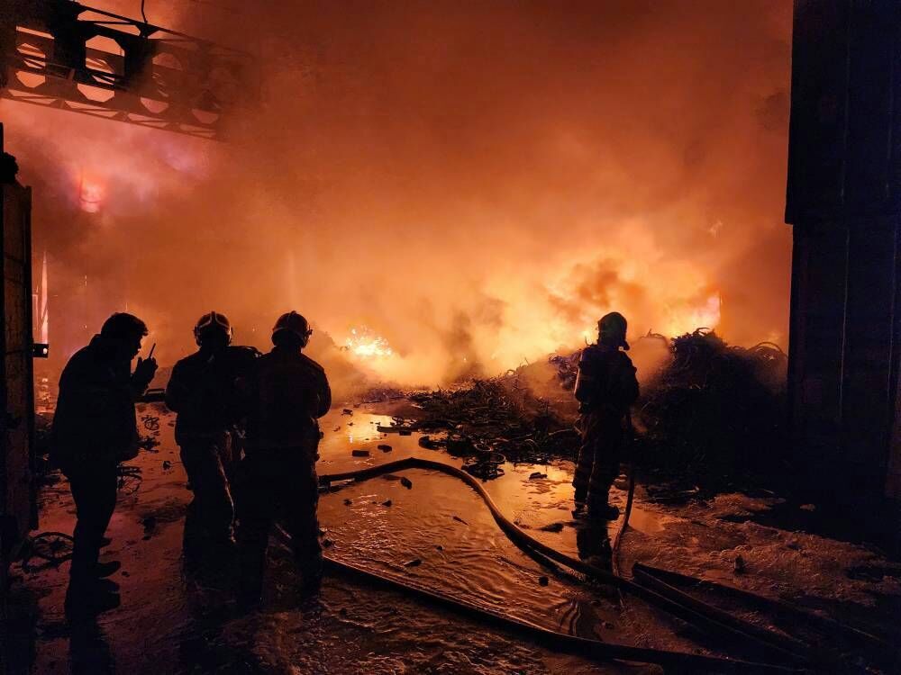 آتش کارگاه مبل در مشهد با تلاش سه ساعته آتش‌نشانان مهار شد
