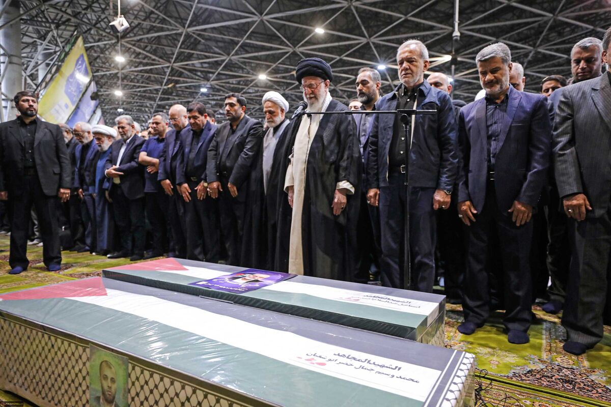 رهبر معظم انقلاب بر پیکر شهید «اسماعیل هنیه» نماز اقامه کردند