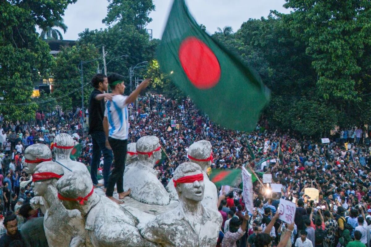 پایان حکومت ۱۵ ساله شیخ حَسینه / اعتراض‎ها در بنگلادش نخست‌وزیر را مجبور به کناره‌گیری و رفتن به هند کرد