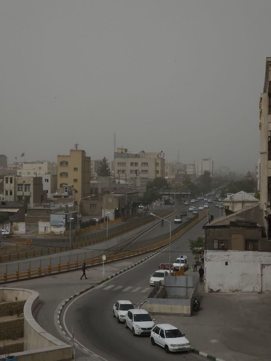 توفان گرد و غبار کلانشهر مشهد را در نوردید
