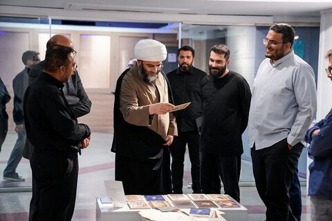 حجتالاسلام قمی از نمایشگاه نگارگری «روضه بهشت» بازدید کرد