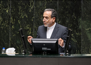 درخواست ۸۱ نماینده از قالیباف برای بررسی توافق آژانس در جلسه با عراقچی