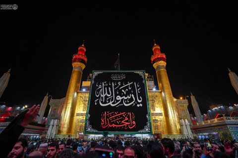 نصب پرچم های عزاء در حرم مطهر علوی به مناسبت رحلت پیامبر(ص)