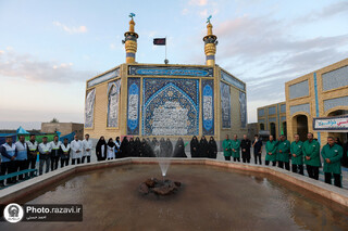 خادمان بخش کتب و انوار حرم مطهر رضوی به استقبال زائران پیاده رفته‌اند