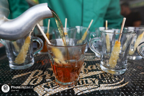 خادمان بخش کتب و انوار حرم مطهر رضوی به استقبال زائران پیاده رفتهاند