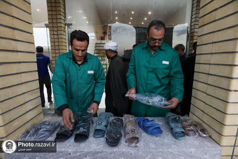 خادمان بخش کتب و انوار حرم مطهر رضوی به استقبال زائران پیاده رفته‌اند