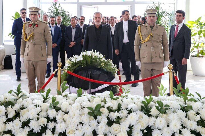 در سلیمانیه صورت گرفت؛ ادای احترام پزشکیان به مرحوم جلال طالبانی
