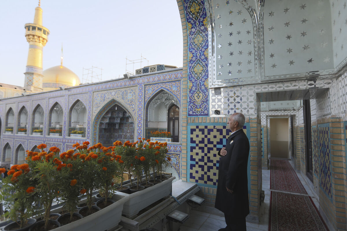 خدمت از حرم تا مسیر علم / کفشدار قدیمی حرم مطهر، همزمان با شروع خادمی، مدرسه‌سازی را آغاز کرد