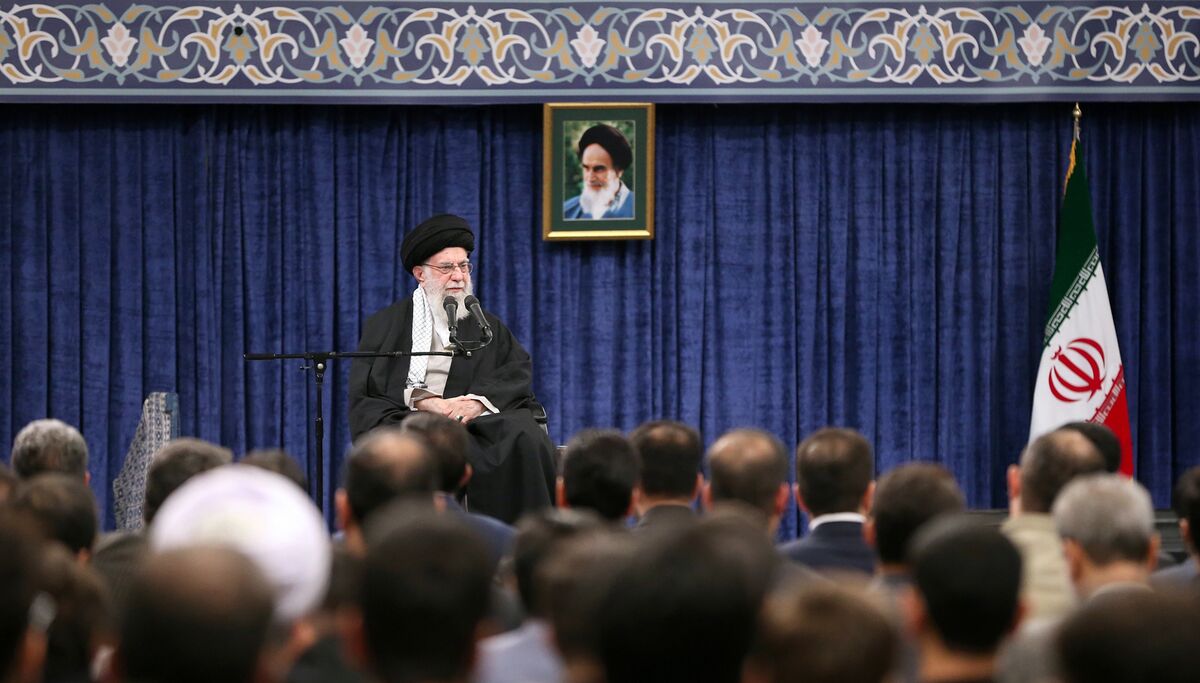 رهبر معظم انقلاب در دیدار نخبگان: تنها راه پایان جنگ در منطقه کم شدن شرّ آمریکا است رهبر معظم انقلاب در دیدار نخبگان: تنها راه پایان جنگ در منطقه کم شدن شرّ آمریکا است