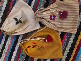 گفتوگو با محبوبه کریمی که کرباسبافی و پارچهبافی سنتی را در خوروبیابانک احیا کرده است / راه نجات در بازگشت به سنتهاست