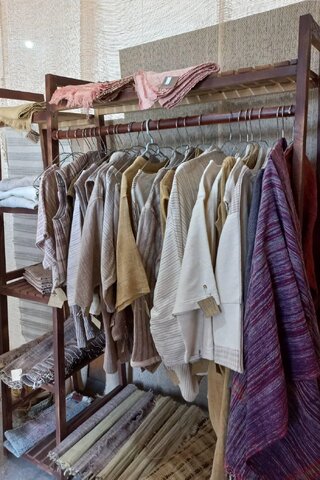 گفتوگو با محبوبه کریمی که کرباسبافی و پارچهبافی سنتی را در خوروبیابانک احیا کرده است / راه نجات در بازگشت به سنتهاست