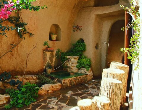 گفتوگو با محبوبه کریمی که کرباسبافی و پارچهبافی سنتی را در خوروبیابانک احیا کرده است / راه نجات در بازگشت به سنتهاست