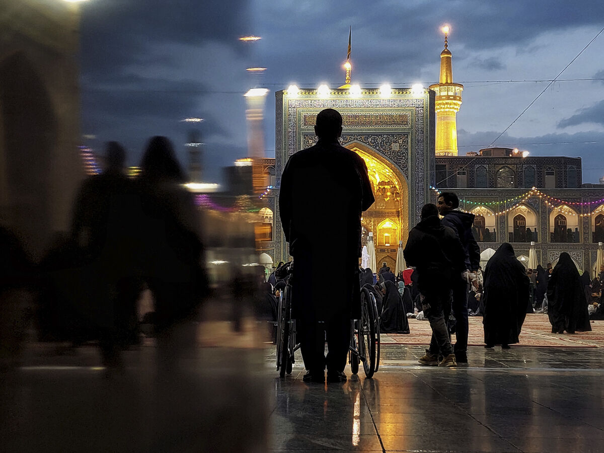 حرم امن تو از کلّ جهان ما را بس / یکی از القاب ثامن الحجج علی بن موسی الرضا(ع)، «کافی الخلق» است