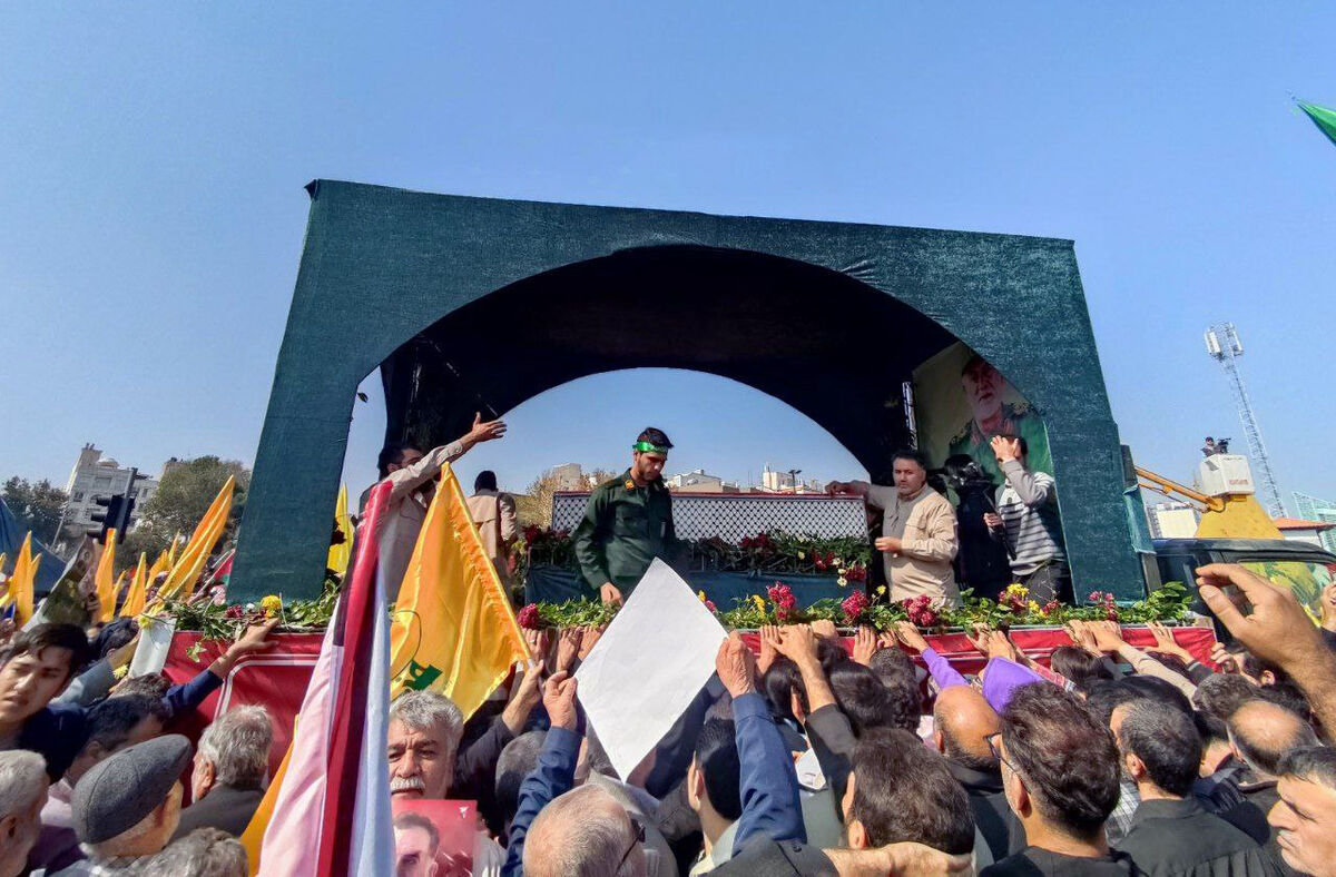 اقامه نماز و وداع با پیکر شهید عباس نیلفروشان در حرم امام رضا(ع)