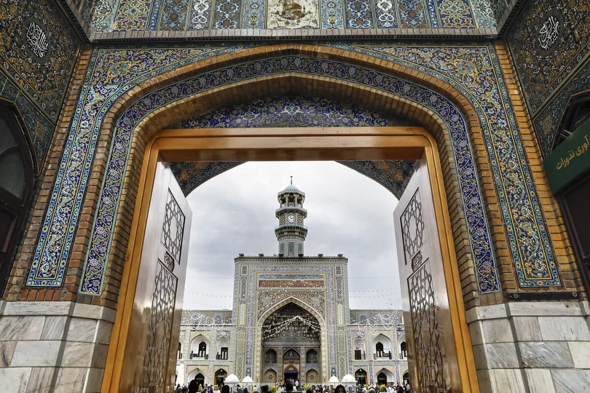 دورنمایی از گنبد طلا بر پیشانی ایوان هفت رنگ / نگاهی به تابلو نقاشی رنگ و روغن در صحن آزادی 