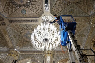 چراغ این حرم تا ابد روشن است/ بررسی تاریخ وقف روشنایی چراغ های حرم مطهر امام رضا (ع) از گذشته تا کنون