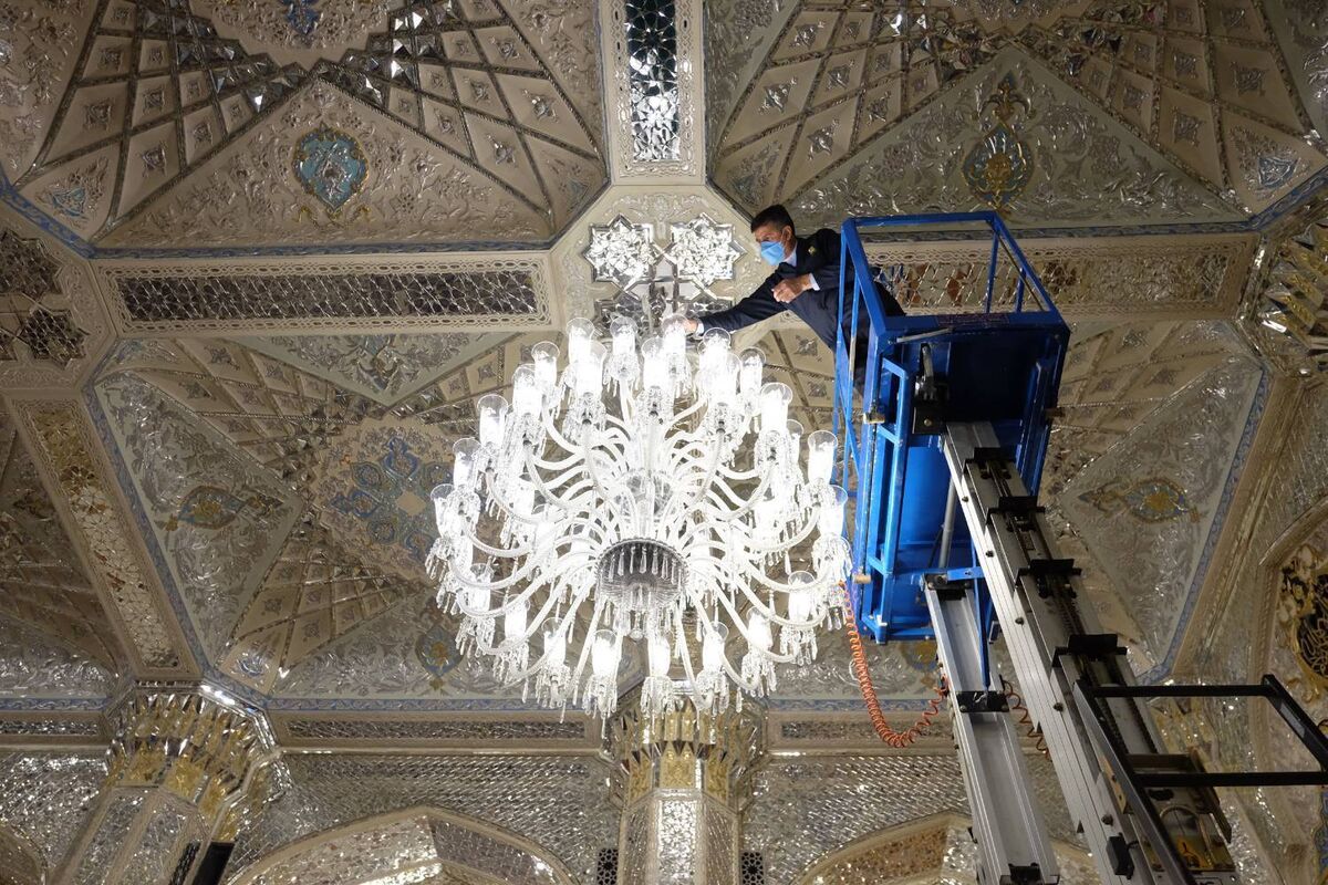 چراغ این حرم تا ابد روشن است/ بررسی تاریخ وقف روشنایی چراغ های حرم مطهر امام رضا (ع) از گذشته تا کنون