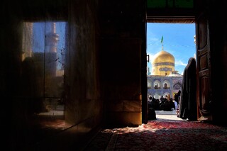 حکم بوسیدن در و دیوار اماکن متبرکه به منظور عرض ارادت و تبرک جستن چیست؟/  بوسه بر آستانت