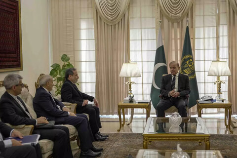 بررسی پرونده های مهم روی میز عراقچی در سفر به پاکستان / تبادل نظر درباره تحولات منطقه، همکاری امنیتی یا پیام به آمریکا؟