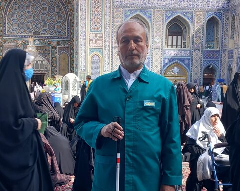 با چشم دل در خدمت زائران نابینا