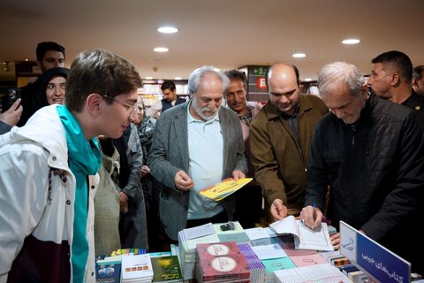 کتابگردی خانوادگی رئیس جمهور همزمان با هفته کتاب و کتابخوانی