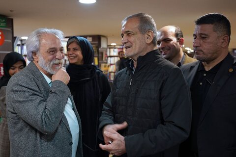 کتابگردی خانوادگی رئیس جمهور همزمان با هفته کتاب و کتابخوانی