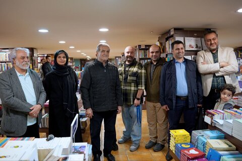 کتابگردی خانوادگی رئیس جمهور همزمان با هفته کتاب و کتابخوانی