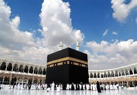 تطهیر خانه خدا با آب زمزم و گلاب