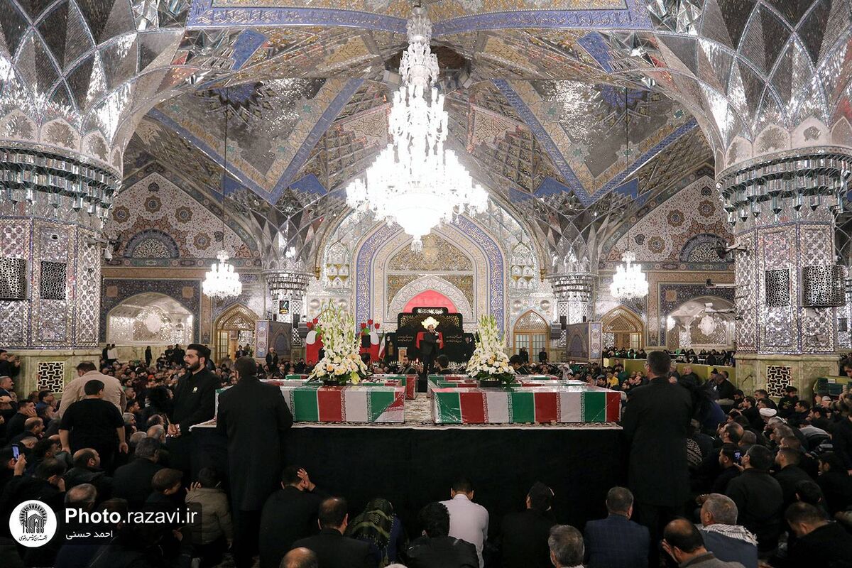 وداع زائران حرم رضوی با ۱۴ شهید گمنام در شب شهادت حضرت زهرا(س)
