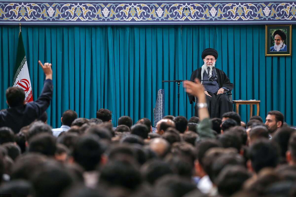 مطالبات رهبر معظم انقلاب از دانشجویان؛ از تأکید بر انقلابیگری تا کرسیهای آزاداندیشی و مطالبهگری