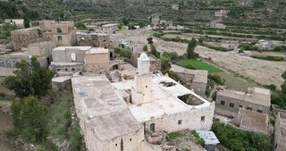 مسجدی شگفت‌انگیز در مکان «غار کهف»