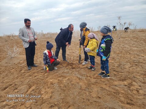 از سال ۱۳۴۷ درخت میکارم /روایتی از معلم بازنشسته کاشانی که میتواند الگوی ما باشد