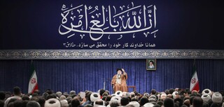 آیه‌ای که بالای سر رهبر معظم انقلاب نقش بسته بود، چه تفسیری دارد؟ / کار خدا زمین نمی‌ماند