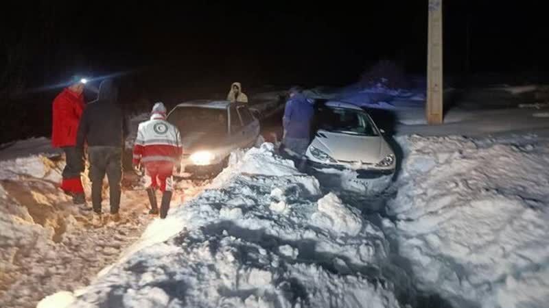 امدادرسانی به بیش از ۱۰۰ خودرو گرفتار در جاده‌های برفی غرب خراسان