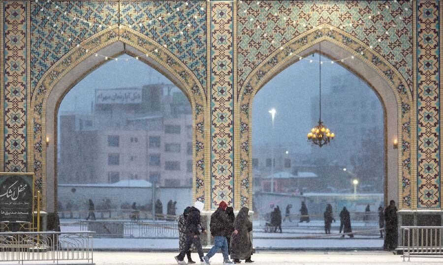 آمادگی حرم مطهر رضوی برای پذیرایی از زائران همزمان با آغاز بارش برف و باران