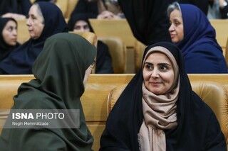 عکس| تصویری جالب از یک گفتگوی زنانه در کابینه دولت