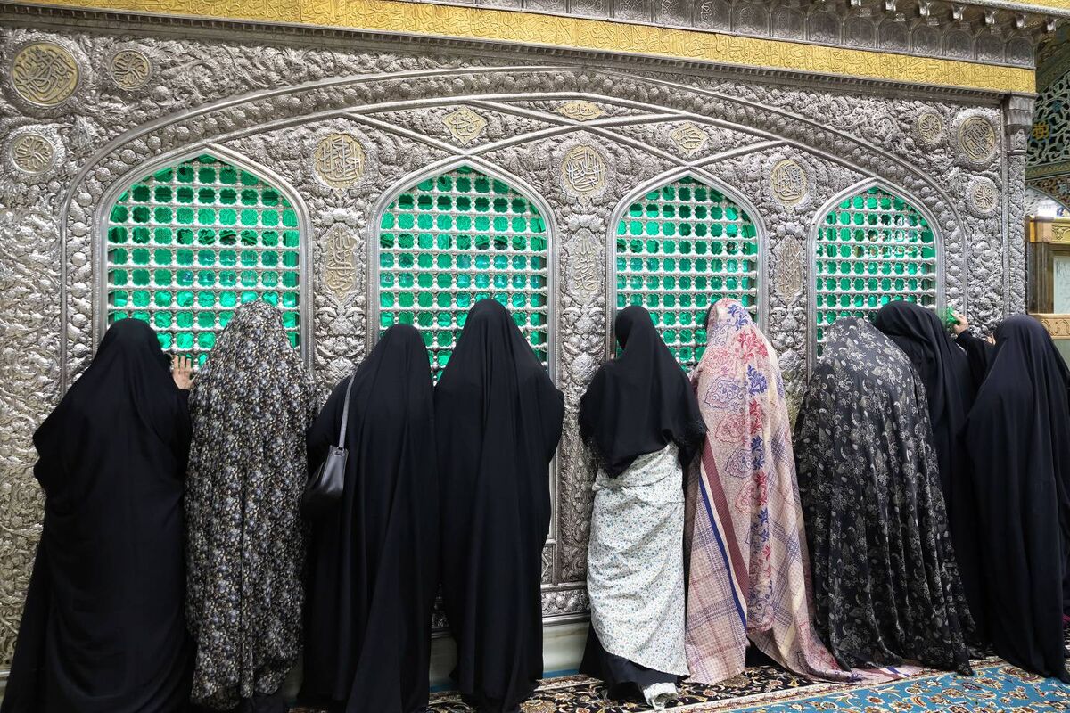 تشرف دو بانوی مسیحی به اسلام در حرم مطهر رضوی تشرف دو بانوی مسیحی به اسلام در حرم مطهر رضوی